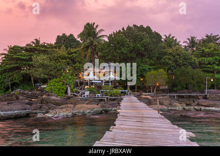 Holz- pier zu einer tropischen Insel Resort auf Koh Kood Insel bei Sonnenuntergang, Thailand. Stockfoto
