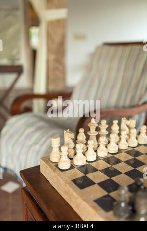 Schöne Stein Schach an Bord Nahaufnahme im gemütlichen Wohnzimmer Stockfoto
