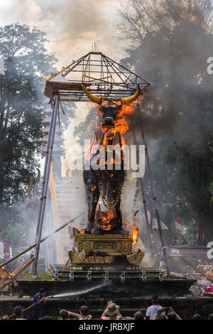 Bali, Indonesien - 20. August 2016: Balinesen, die Teilnahme an der königlichen Einäscherung Zeremonie in Ubud, Bali. Stockfoto