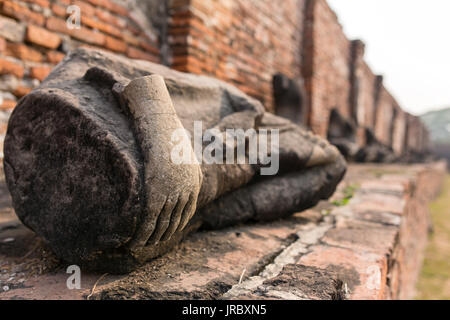 Detail der vielen kopflose Buddhas entlang einer Wand an der Tempel Wat Mahathat, Tempel der Großen Relikt, in Ayutthaya, Thailand Stockfoto