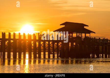 U-Bein Brücke in Amarapura in der Nähe von Mandalay, Myanmar Stockfoto