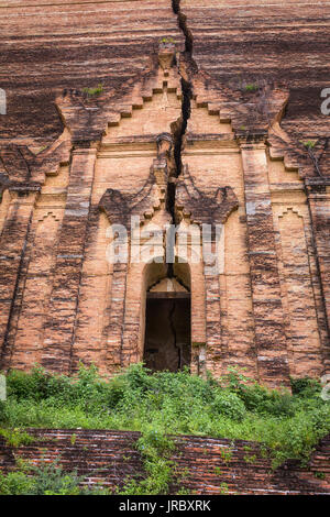 Ruiniert Mingun Pagode in Mingun Paya Tempels, Mandalay, Myanmar Stockfoto