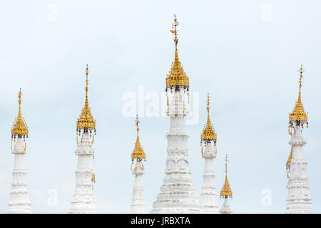 Weiße stupas der Kuthodaw Pagode mit Tripitaka Steine Inschriften in Mandalay, Myanmar Stockfoto