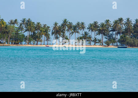 Schönen tropischen Strand mit Palmen in Thailand Stockfoto