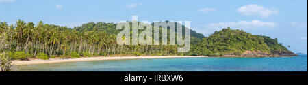 Tropical Beach panorama auf Koh Chang Insel in Thailand mit blauer Himmel, Palmen und türkisfarbenes Wasser Stockfoto