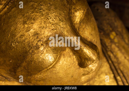 Golden liegenden Buddha Statue in Pho Win Taung Höhlen in Monywa, Mandalay. Stockfoto