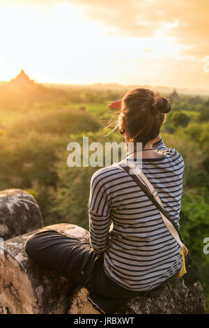 Junge Frau beobachten Sonnenaufgang in Bagan, Myanmar. Stockfoto