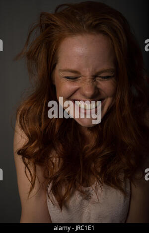 Portrait einer jungen, schönen, rothaarige Frau, die lacht Stockfoto