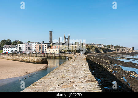 Der Wellenbrecher pier Schutz der Eingang zum Hafen in St. Andrews, Fife, Schottland Großbritannien und den Hafen. Stockfoto