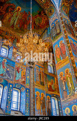 Innenraum des Erlösers auf dem Blut Kathedrale mit Farben und Fresken und charakteristische Architektur in St. Petersburg, Russland Stockfoto