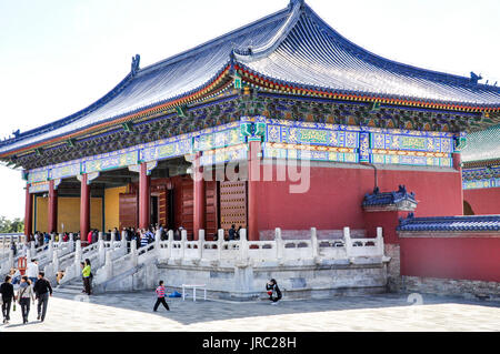 Touristen, die in den Hallen der Himmelstempel in Peking, China. Stockfoto