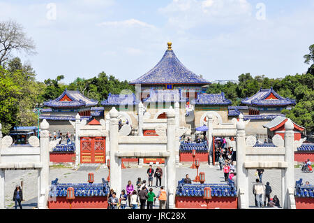 Touristen, die in den Hallen der Himmelstempel in Peking, China. Stockfoto