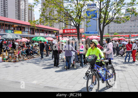 Ein touring Radfahrer wandern auf einem Markt im Zentrum von Peking, China. Stockfoto