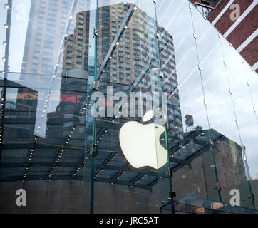 Apple scheint in der Upper West Side Nachbarschaft Apple Store in New York auf Samstag, 29. Juli 2017. (© Richard B. Levine) Stockfoto