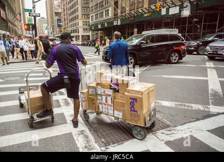 Ein FedEx-Arbeiter in New York liefert Pakete auf Donnerstag, 27. Juli 2017. (© Richard B. Levine) Stockfoto