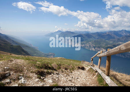 Blick auf den Lago di Garda aus Monte Baldo mit einem Holzzaun Stockfoto