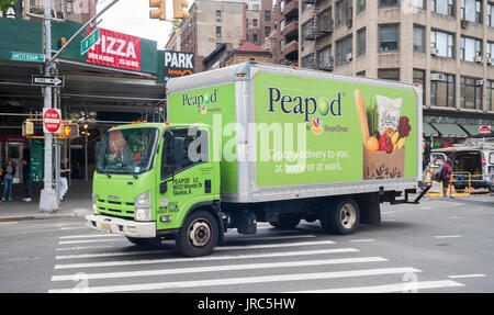 Peapod LKW, die Lieferungen in New York auf Samstag, 29. Juli 2017. Peapod ist eine Tochtergesellschaft von Ahold Delhaize, eine internationale Lebensmittel-Einzelhändler mit Sitz in den Niederlanden. Das Unternehmen betreibt 22 Marken in 11 Ländern einschließlich Stop & Shop in den USA (© Richard B. Levine) Stockfoto