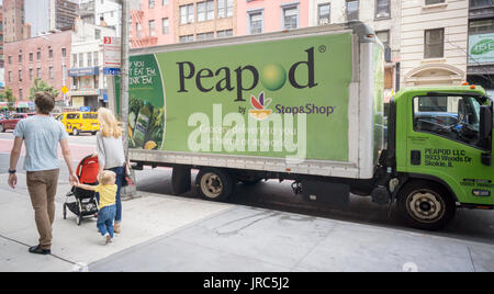 Peapod LKW, die Lieferungen in New York auf Samstag, 29. Juli 2017. Peapod ist eine Tochtergesellschaft von Ahold Delhaize, eine internationale Lebensmittel-Einzelhändler mit Sitz in den Niederlanden. Das Unternehmen betreibt 22 Marken in 11 Ländern einschließlich Stop & Shop in den USA (© Richard B. Levine) Stockfoto