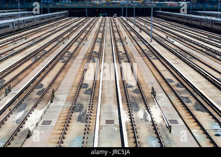 Leere Spuren in den Hudson Yards in Penn Station am Sonntag, 30. Juli 2017 führt, wie Amtrak Stellwerke und sonstige Infrastruktur Reparaturen. Service wird im Laufe des Sommers verursacht Pendler, alternative Routen verwenden stark gestört. (© Richard B. Levine) Stockfoto