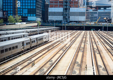 Leere Spuren in den Hudson Yards in Penn Station am Sonntag, 30. Juli 2017 führt, wie Amtrak Stellwerke und sonstige Infrastruktur Reparaturen. Service wird im Laufe des Sommers verursacht Pendler, alternative Routen verwenden stark gestört. (© Richard B. Levine) Stockfoto