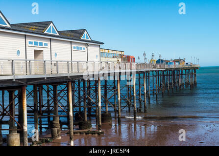 Seitenansicht gegen Ende des Teignmouth Grand Pier: Teignmouth, Devon, England. Stockfoto