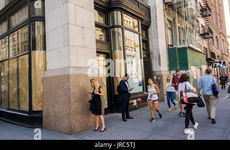 Freie Verkaufsfläche im Stadtteil Flatiron von New York auf Freitag, 28. Juli 2017. Angebotsmieten für erstklassige Erdgeschoss Einzelhandel ist gesunken, da Händler warten, bis sie ein Schnäppchen bekommen können. (© Richard B. Levine) Stockfoto