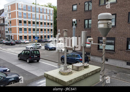 Staatliche Luftmessstation, zur Überprüfung der Luftqualität, auf einer innerstädtischen Straße in Duisburg, Deutschland, Stockfoto