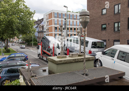 Staatliche Luftmessstation, zur Überprüfung der Luftqualität, auf einer innerstädtischen Straße in Duisburg, Deutschland, Stockfoto
