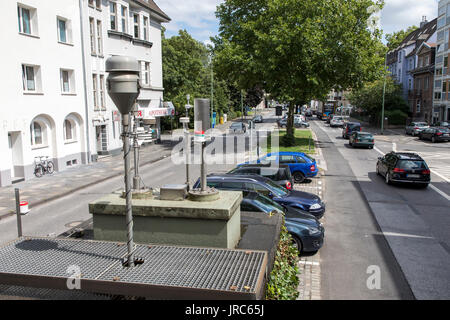 Staatliche Luftmessstation, zur Überprüfung der Luftqualität, auf einer innerstädtischen Straße in Duisburg, Deutschland, Stockfoto