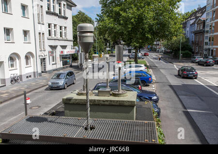 Staatliche Luftmessstation, zur Überprüfung der Luftqualität, auf einer innerstädtischen Straße in Duisburg, Deutschland, Stockfoto