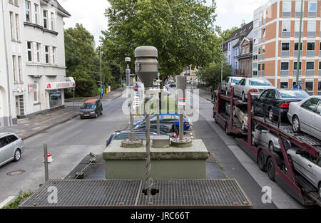 Staatliche Luftmessstation, zur Überprüfung der Luftqualität, auf einer innerstädtischen Straße in Duisburg, Deutschland, Stockfoto