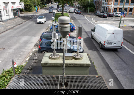 Staatliche Luftmessstation, zur Überprüfung der Luftqualität, auf einer innerstädtischen Straße in Duisburg, Deutschland, Stockfoto
