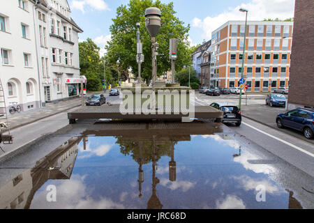 Staatliche Luftmessstation, zur Überprüfung der Luftqualität, auf einer innerstädtischen Straße in Duisburg, Deutschland, Stockfoto