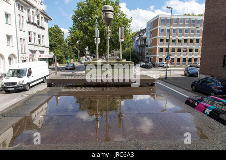 Staatliche Luftmessstation, zur Überprüfung der Luftqualität, auf einer innerstädtischen Straße in Duisburg, Deutschland, Stockfoto
