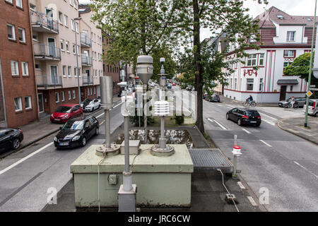Staatliche Luftmessstation, zur Überprüfung der Luftqualität, auf einer innerstädtischen Straße in Duisburg, Deutschland, Stockfoto