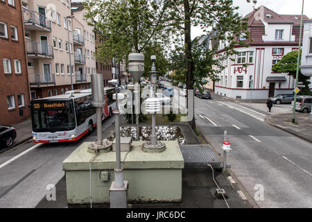 Staatliche Luftmessstation, zur Überprüfung der Luftqualität, auf einer innerstädtischen Straße in Duisburg, Deutschland, Stockfoto