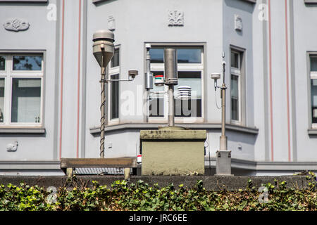 Staatliche Luftmessstation, zur Überprüfung der Luftqualität, auf einer innerstädtischen Straße in Duisburg, Deutschland, Stockfoto