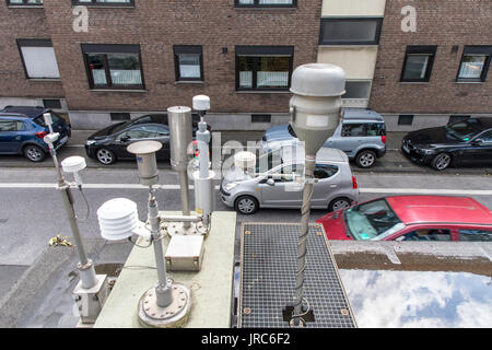 Staatliche Luftmessstation, zur Überprüfung der Luftqualität, auf einer innerstädtischen Straße in Duisburg, Deutschland, Stockfoto