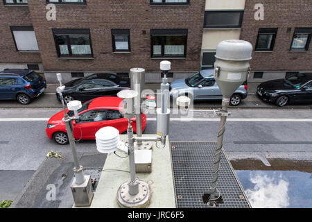 Staatliche Luftmessstation, zur Überprüfung der Luftqualität, auf einer innerstädtischen Straße in Duisburg, Deutschland, Stockfoto