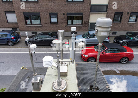 Staatliche Luftmessstation, zur Überprüfung der Luftqualität, auf einer innerstädtischen Straße in Duisburg, Deutschland, Stockfoto