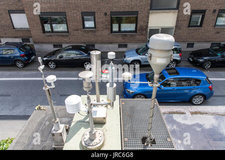 Staatliche Luftmessstation, zur Überprüfung der Luftqualität, auf einer innerstädtischen Straße in Duisburg, Deutschland, Stockfoto