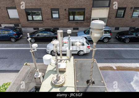 Staatliche Luftmessstation, zur Überprüfung der Luftqualität, auf einer innerstädtischen Straße in Duisburg, Deutschland, Stockfoto