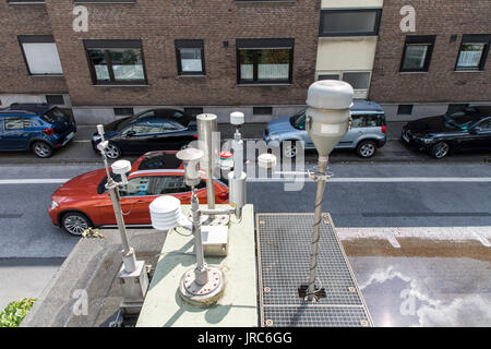 Staatliche Luftmessstation, zur Überprüfung der Luftqualität, auf einer innerstädtischen Straße in Duisburg, Deutschland, Stockfoto