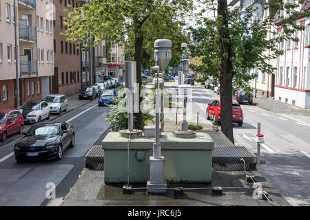 Staatliche Luftmessstation, zur Überprüfung der Luftqualität, auf einer innerstädtischen Straße in Duisburg, Deutschland, Stockfoto
