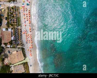 Luftaufnahme von einem Strand mit Kanus, Boote und Sonnenschirme. Ricadi, Capo Vaticano. Kalabrien, Italien Stockfoto