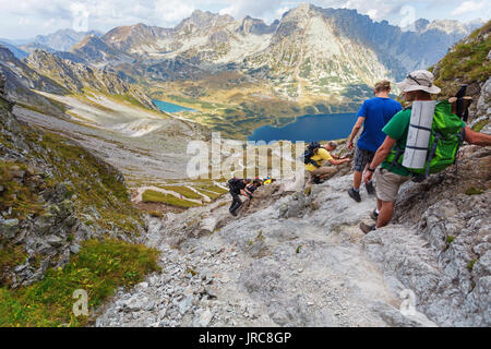 Touristen aus den Szpiglasowa Pass, Tatra, Polen Stockfoto