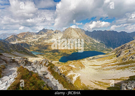 Luftaufnahme von grossen Teich 'Wielki Staw" in fünf polnischen Teiche Tal 'Dolina Pieciu Stawow Polskich", Tatra, Polen Stockfoto