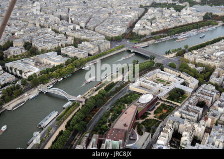 Gesehen auf der Seine vom Eiffelturm entfernt. Stockfoto