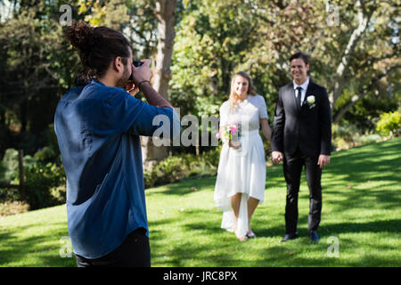 Fotograf, Foto vom Brautpaar in Park Stockfoto
