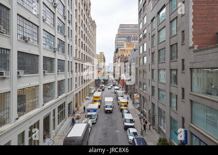 Chelsea street erhöhte Ansicht mit Galerien in New York. Die Straße ist von der hohen Linie gesehen. Stockfoto